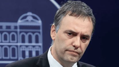 Desde que desembarcó en la Casa Rosada en diciembre de 2023 hasta su reciente ascenso a la Jefatura de Gabinete, el portavoz dejó una serie de traspiés comunicacionales que marcaron su paso por la función pública: erratas, datos imprecisos y respuestas que terminaron en memes y críticas.
