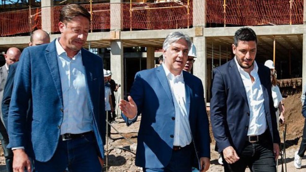 Ferrer junto a Llaryora