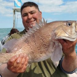 Con una actividad muy interesante en líneas generales, la novedad por estos tiempos es la aparición de los cazones, una especie que se pesca obligatoriamente con devolución y que vuelven más entretenidas las salidas.