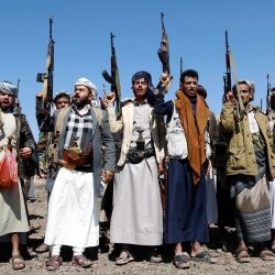 Combatientes del grupo hutí de Yemen y simpatizantes participan en una marcha armada en contra de Israel, en el distrito de Arhab, en el norte de Saná, Yemen. El movimiento hutí, que controla Saná, la capital de Yemen y mucho del noroeste, anunció una movilización general, llamando a las tribus aliadas para que se preparen para un potencial ataque aéreo israelí. | Foto:Xinhua/Mohammd Mohammd