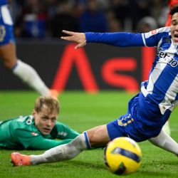 El delantero brasileño del FC Porto, Pepe, pierde una oportunidad de gol durante el partido de fútbol de la liga portuguesa entre el FC Porto y el SC Braga en el estadio Dragao de Oporto. | Foto:MIGUEL RIOPA / AFP