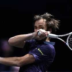El ruso Daniil Medvedev devuelve un golpe de derecha al alemán Alexander Zverev durante su partido de cuartos de final individual masculino en el quinto día del torneo de tenis ATP Masters 1000 de París en el Paris La Défense Arena en Nanterre, en las afueras de París. | Foto:JULIEN DE ROSA / AFP