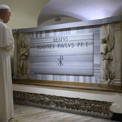Esta fotografía, distribuida por Vatican Media, muestra al Papa León XIV ante la tumba de Juan Pablo I, durante su visita a las Tumbas de los Papas en las Grutas Vaticanas. | Foto:Simone Risoluti / VATICAN MEDIA / AFP
