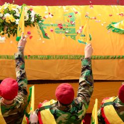 Imagen de personas asistiendo al funeral de las víctimas de los ataques aéreos israelíes, en Nabatieh, en el sur de Líbano. Cientos de simpatizantes de Hizbulá asistieron al funeral de cinco miembros de Hizbulá asesinados en dos ataques aéreos israelíes en Nabatieh. | Foto:Xinhua/Ali Hashisho
