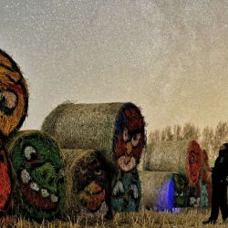  Imagen de un hombre disfrutando observar la Vía Láctea en un parque, en la ciudad de Tongjiang, en la provincia de Heilongjiang, en el noreste de China. En las noches de otoño, tranquilas y magníficas imágenes de la luz de las estrellas se despliegan en la provincia más septentrional de China. | Foto:Xinhua/Liu Wanping