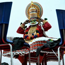 Una artista de Kathakali vestida como un personaje de la epopeya mitológica hindú Mahabharata se prepara entre bastidores mientras espera para actuar en la Galería Nacional de Arte Moderno de Bengaluru, India. | Foto:IDREES MOHAMMED / AFP
