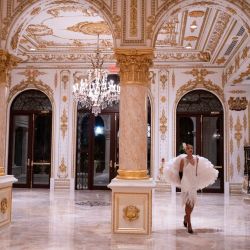 Una bailarina camina por un salón de eventos en la residencia de Mar-a-Lago del presidente estadounidense Donald Trump en Palm Beach, Florida. | Foto:Roberto Schmidt / AFP