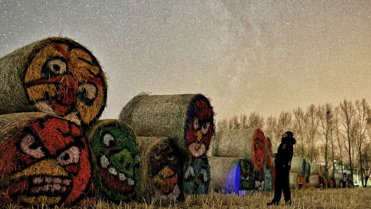  Imagen de un hombre disfrutando observar la Vía Láctea en un parque, en la ciudad de Tongjiang, en la provincia de Heilongjiang, en el noreste de China. En las noches de otoño, tranquilas y magníficas imágenes de la luz de las estrellas se despliegan en la provincia más septentrional de China. | Foto:Xinhua/Liu Wanping