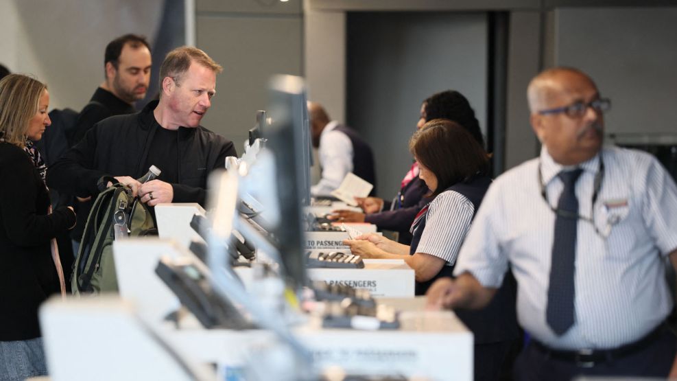 El Secretario de Transporte de EE.UU. amenazó con “dejar en tierra” todos los vuelos comerciales antes de Acción de Gracias 04112025