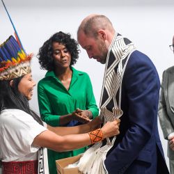 El príncipe Guillermo de Gales, príncipe del Reino Unido, recibe un chaleco indígena de la líder indígena brasileña Vanda Witoto durante una reunión privada previa al Foro Unidos por la Vida Silvestre en Río de Janeiro, Brasil. El príncipe Guillermo visita Brasil para presentar los premios Earthshot y asistir a la cumbre climática COP30 de la ONU en representación del rey Carlos de Inglaterra. | Foto:DANIEL RAMALHO / POOL / AFP