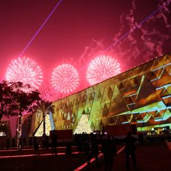 Fuegos artificiales iluminaron el cielo durante la ceremonia de inauguración del Gran Museo Egipcio (GEM) en Guiza, en las afueras suroccidentales de El Cairo. | Foto:Khaled Desouki / AFP