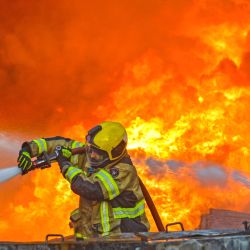 Imagen de bomberos intentando apagar un incendio en una fábrica, en la gobernación de Jahra, Kuwait. Los bomberos kuwaitíes lograron controlar un gran incendio que se desató en una fábrica que almacenaba aluminio, materiales de fibra de vidrio y baterías de litio en la gobernación de Jahra. | Foto:Xinhua/Asad