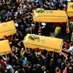 Imagen de personas asistiendo al funeral de las víctimas de los ataques aéreos israelíes, en Nabatieh, en el sur de Líbano. Cientos de simpatizantes de Hizbulá asistieron al funeral de cinco miembros de Hizbulá asesinados en dos ataques aéreos israelíes en Nabatieh. | Foto:Xinhua/Ali Hashisho