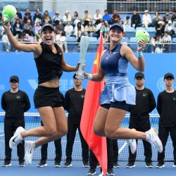 Las estadounidenses Quinn Gleason y Elena Pridankina posan para una foto con sus trofeos de dobles femeninos tras vencer a la rusa Ekaterina Ovcharenko y a la británica Emily Webley-Smith durante la ceremonia de premiación posterior a la final de dobles femeninos del torneo de tenis Jiangxi Open, celebrado en Jiujiang, provincia de Jiangxi, en el centro de China. | Foto:AFP