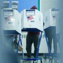 Los neoyorquinos votaron en un colegio electoral del barrio de Hamilton Heights, en Manhattan, Nueva York. | Foto:CHARLY TRIBALLEAU / AFP