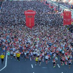 Los participantes inician el Maratón de Beijing 2025, en Beijing, capital de China. | Foto:Xinhua/Xie Han