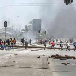 Manifestantes utilizaron diversos materiales para construir barricadas y bloquear una carretera durante los enfrentamientos que estallaron en Dar es Salaam, en el marco de las elecciones presidenciales de Tanzania. | Foto:AFP