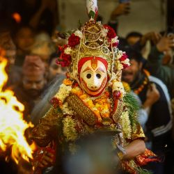 Un artista enmascarado baila durante el festival Kartik Naach, en la Plaza Patan Durbar, en Lalitpur, Nepal. | Foto:Xinhua/Sulav Shrestha