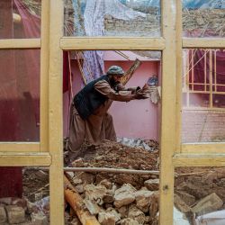 Un hombre afgano retira escombros de su casa dañada tras el terremoto que sacudió una aldea del distrito de Khulm, provincia de Samangan. El terremoto de magnitud 6,3 en el norte de Afganistán dejó al menos 27 muertos y cerca de 1.000 heridos, según informó el Ministerio de Salud, al anunciar la finalización de las operaciones de rescate. | Foto:AFP