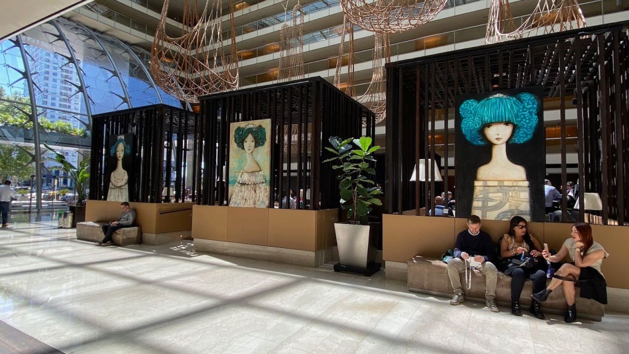  Obras de la serie “Reinas”, expuestas en el salón principal del Hotel Hilton Buenos Aires. | Foto:Verbo