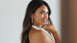 El look sporty chic de Antonela Roccuzzo que marca tendencia: minifalda plisada y top blanco