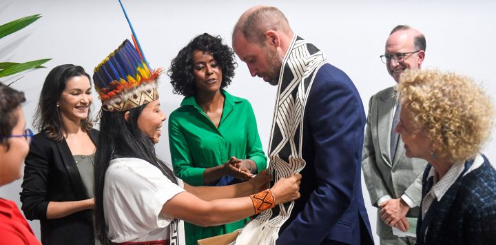 El príncipe Guillermo de Gales, príncipe del Reino Unido, recibe un chaleco indígena de la líder indígena brasileña Vanda Witoto durante una reunión privada previa al Foro Unidos por la Vida Silvestre en Río de Janeiro, Brasil. El príncipe Guillermo visita Brasil para presentar los premios Earthshot y asistir a la cumbre climática COP30 de la ONU en representación del rey Carlos de Inglaterra.