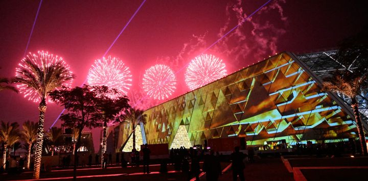Fuegos artificiales iluminaron el cielo durante la ceremonia de inauguración del Gran Museo Egipcio (GEM) en Guiza, en las afueras suroccidentales de El Cairo.