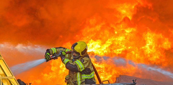 Imagen de bomberos intentando apagar un incendio en una fábrica, en la gobernación de Jahra, Kuwait. Los bomberos kuwaitíes lograron controlar un gran incendio que se desató en una fábrica que almacenaba aluminio, materiales de fibra de vidrio y baterías de litio en la gobernación de Jahra.