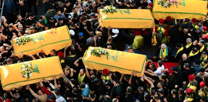 Imagen de personas asistiendo al funeral de las víctimas de los ataques aéreos israelíes, en Nabatieh, en el sur de Líbano. Cientos de simpatizantes de Hizbulá asistieron al funeral de cinco miembros de Hizbulá asesinados en dos ataques aéreos israelíes en Nabatieh.