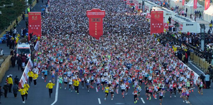 Los participantes inician el Maratón de Beijing 2025, en Beijing, capital de China.