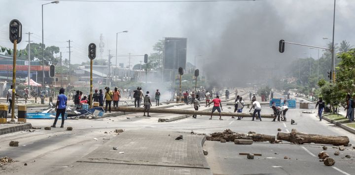 Manifestantes utilizaron diversos materiales para construir barricadas y bloquear una carretera durante los enfrentamientos que estallaron en Dar es Salaam, en el marco de las elecciones presidenciales de Tanzania.