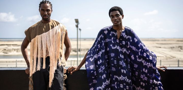 Modelos posan para una fotografía durante un desfile privado para el lanzamiento de la colección Primavera/Verano 2026 del diseñador Paolo Sisiano en la marca Sisiano durante la Semana de la Moda de Lagos en Lagos, Nigeria.