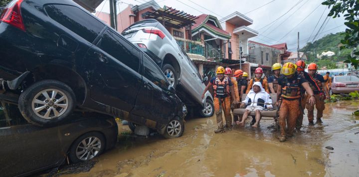 Rescatistas trasladan a un residente entre vehículos arrastrados por las inundaciones provocadas por el tifón Kalmaegi en una urbanización de la ciudad de Cebú, en el centro de Filipinas. Al menos 26 personas fallecieron y cientos de miles fueron desplazadas debido a las intensas lluvias del tifón Kalmaegi, que inundaron amplias zonas del centro de Filipinas.