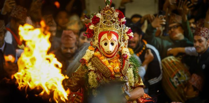 Un artista enmascarado baila durante el festival Kartik Naach, en la Plaza Patan Durbar, en Lalitpur, Nepal.