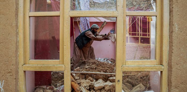 Un hombre afgano retira escombros de su casa dañada tras el terremoto que sacudió una aldea del distrito de Khulm, provincia de Samangan. El terremoto de magnitud 6,3 en el norte de Afganistán dejó al menos 27 muertos y cerca de 1.000 heridos, según informó el Ministerio de Salud, al anunciar la finalización de las operaciones de rescate.