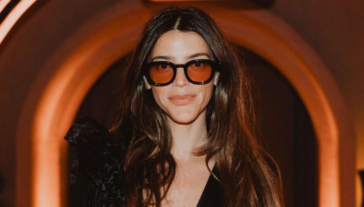 Blazer, minifalda y botas altas: el look total black de Calu Rivero que vas a querer copiar 