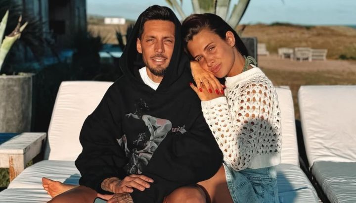 Cami Homs y José Sosa hicieron un jugado book de fotos a punto de convertirse en padres: complicidad y outfits matcheados