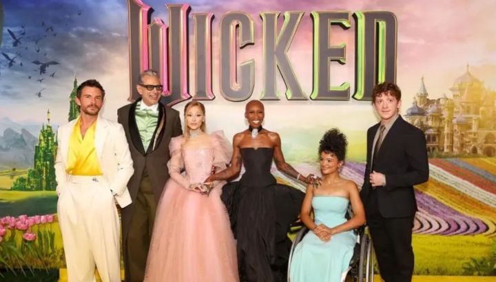 El elenco de Wicked felicitó a Jonathan Bailey por ser elegido como el hombre vivo más sexy del mundo