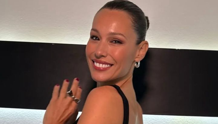 Pampita deslumbra con un mini vestido negro: el look ideal para una noche glam