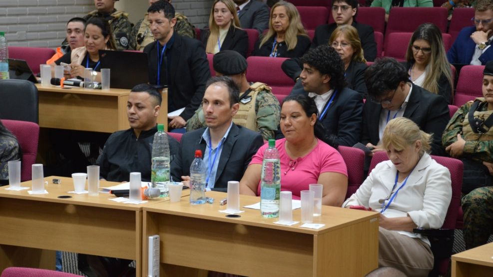 Gustavo Obregón de un lado, su expareja Fabiana González de otro. 