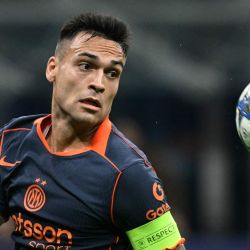 El delantero argentino del Inter de Milán, Lautaro Martínez, observa la pelota durante el partido de la cuarta jornada de la fase de grupos de la UEFA Champions League entre el Inter de Milán y el Kairat Almaty en el estadio San Siro de Milán. | Foto:STEFANO RELLANDINI / AFP