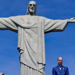 El príncipe Guillermo de Gran Bretaña, príncipe de Gales, posa para una fotografía junto a la estatua del Cristo Redentor en Río de Janeiro, Brasil. | Foto:Eduardo Anizelli / POOL / AFP