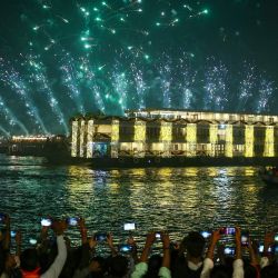 En Varanasi, la gente observa los fuegos artificiales que iluminan el cielo con motivo del festival hindú de Dev Deepawali a orillas del río Ganges. | Foto:NIHARIKA KULKARNI / AFP
