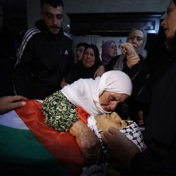 Familiares despiden al palestino Jameel Hanani, de 17 años, asesinado por las fuerzas israelíes, durante su funeral en Beit Furik, cerca de la ciudad de Nablus, en la Cisjordania ocupada por Israel. | Foto:JAAFAR ASHTIYEH / AFP