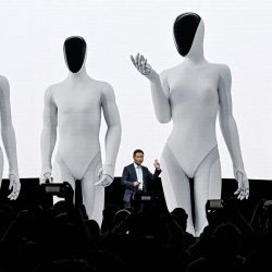 He Xiaopeng, cofundador y presidente del fabricante chino de vehículos eléctricos Xpeng, presenta el robot humanoide Iron de última generación de Xpeng durante la conferencia de prensa del Día de la IA en su sede en Guangzhou, en la provincia de Guangdong, al sur de China. | Foto:JADE GAO / AFP