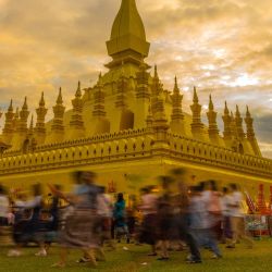 Imagen de personas participando en las actividades para celebrar el festival That Luang, en Vientián, Laos. El anual festival That Luang ha comenzado en Vientián, la capital de Laos, dando inicio a cinco días de vibrante celebración, devoción espiritual y bullicioso comercio que no solo reflejan las ricas tradiciones de Laos, sino que también impulsan el turismo y las oportunidades comerciales. | Foto:Xinhua/Kaikeo Saiyasane