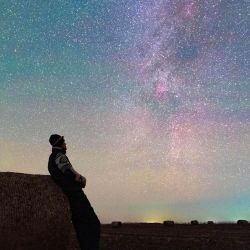Imagen de un hombre disfrutando observar la Vía Láctea, en el municipio de Shangjieji, en la ciudad de Fujin, en la provincia de Heilongjiang, en el noreste de China. En las noches de otoño, tranquilas y magníficas imágenes de la luz de las estrellas se despliegan en la provincia más septentrional de China. | Foto:Xinhua/Qu Yubao