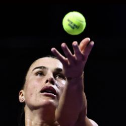 La bielorrusa Aryna Sabalenka saca contra la estadounidense Jessica Pegula durante su partido de tenis en las Finales de la WTA en Riad. | Foto:Fayez Nureldine / AFP