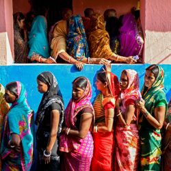 Mujeres votantes hacen fila para emitir su voto en un colegio electoral durante la primera fase de las elecciones a la asamblea legislativa en la circunscripción de Raghopur, distrito de Vaishali, estado indio de Bihar. | Foto:Sachin Kumar / AFP