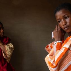 Novias se engalanan en el palacio Alawon durante la boda colectiva Awon en Shao, estado de Kwara. Esta boda colectiva es una festividad de la comunidad de Shao, en la que decenas de jóvenes en edad de casarse son entregadas en matrimonio simultáneamente. El festival está lleno de glamour, danzas y canciones folclóricas, y se presentan coloridas actividades culturales. | Foto:TOYIN ADEDOKUN / AFP